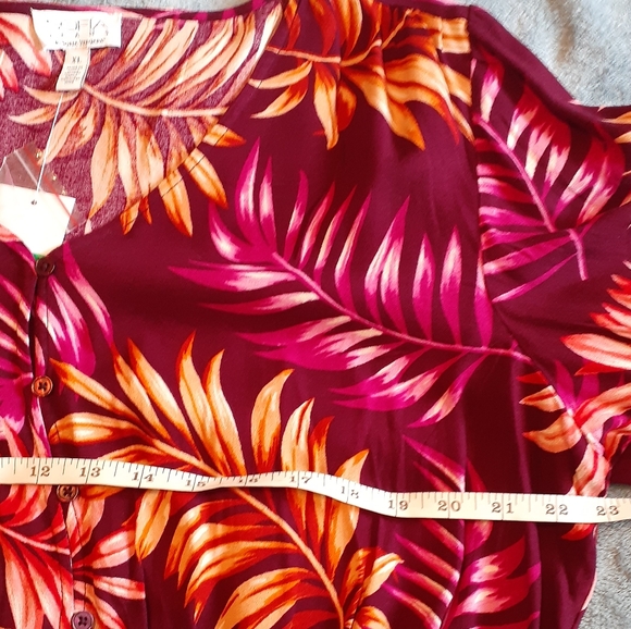 Sofia Vergara Floral Blouse. - Picture 5 of 6